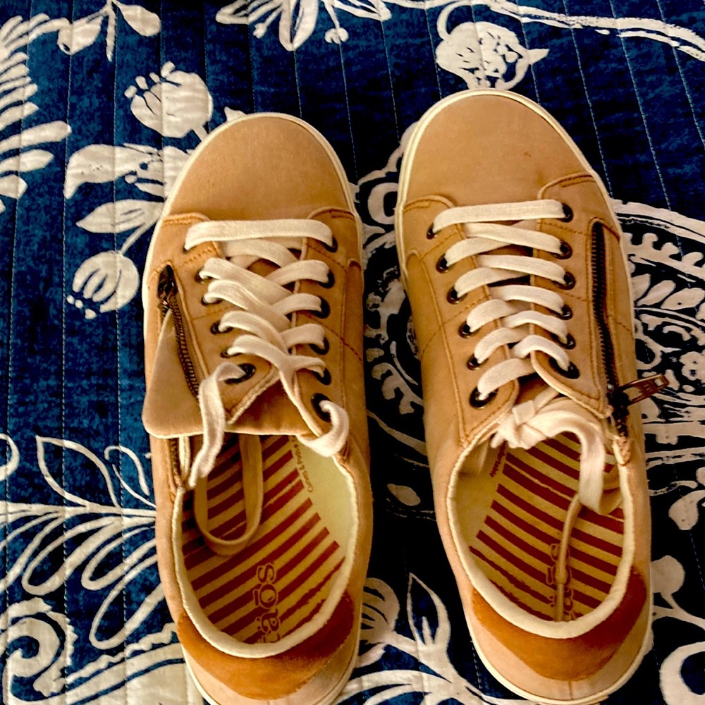 Toas women’s sneakers sz 9.5